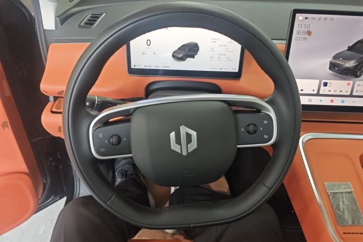 Used Leapmotor C16 2026 Extended-Range 280 LiDAR Zhizun Edition 6 Seats Steering Wheel