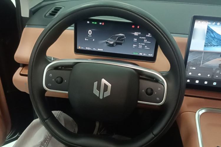 Used Leapmotor C16 2026 Extended-Range 280 LiDAR Zhizun Edition 6 Seats Steering Wheel