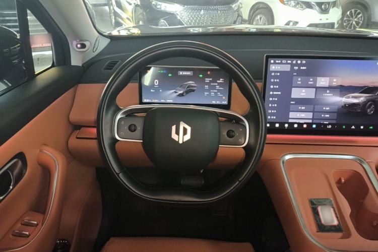 Used Leapmotor C16 2026 Extended-Range 280 LiDAR Zhizun Edition 6 Seats Steering Wheel
