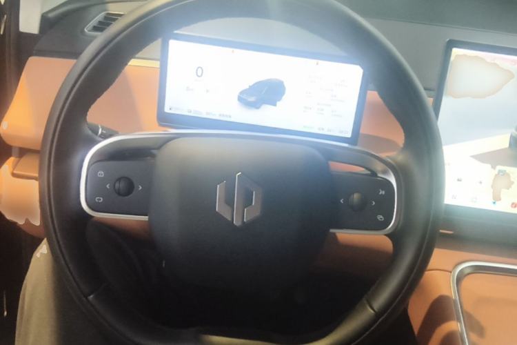 Used Leapmotor C16 2026 Extended-Range 280 LiDAR Zhizun Edition 6 Seats Steering Wheel