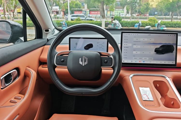 Used Leapmotor C16 2026 Extended-Range 280 LiDAR Zhizun Edition 6 Seats Steering Wheel