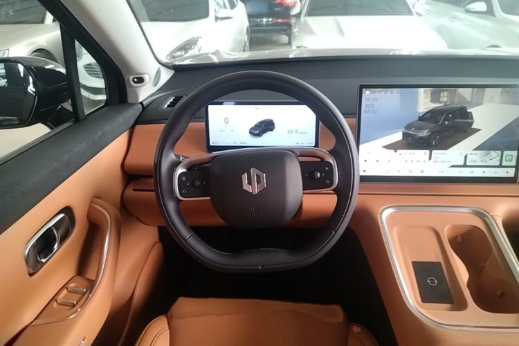 Used Leapmotor C16 2026 Extended-Range 280 LiDAR Zhizun Edition 6 Seats Steering Wheel