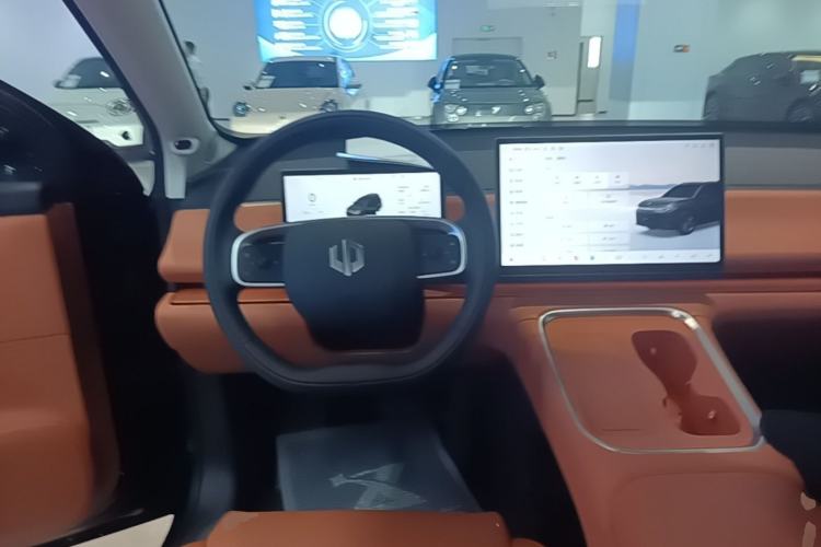 Used Leapmotor C16 2026 Extended-Range 280 LiDAR Zhizun Edition 6 Seats Steering Wheel