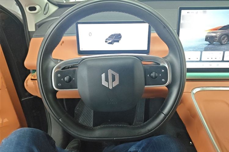 Used Leapmotor C16 2026 Extended-Range 280 LiDAR Zhizun Edition 6 Seats Steering Wheel
