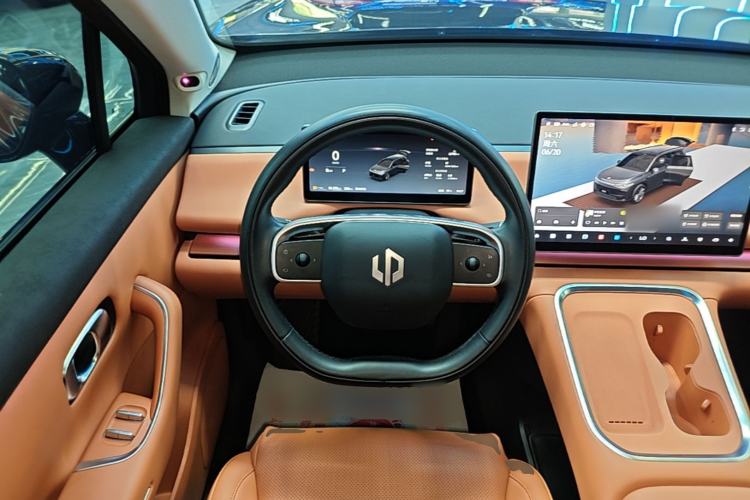 Used Leapmotor C16 2026 Extended-Range 280 LiDAR Zhizun Edition 6 Seats Steering Wheel