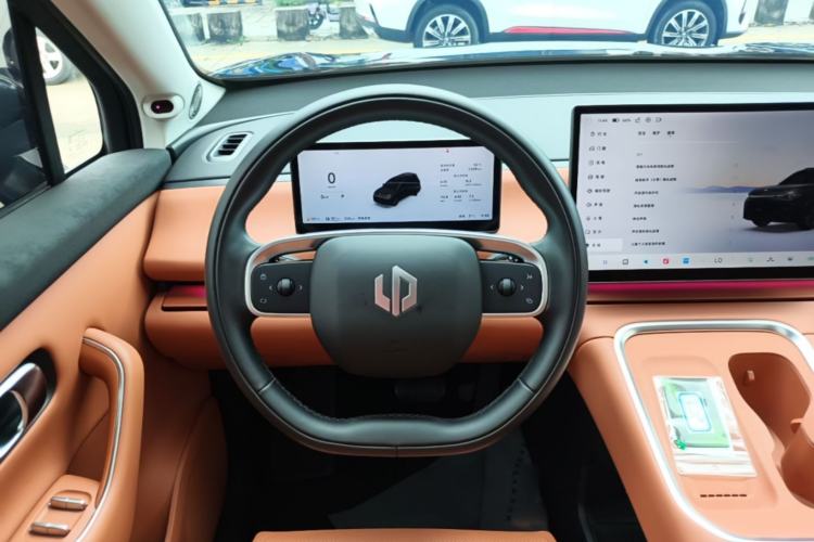 Used Leapmotor C16 2026 Extended-Range 280 LiDAR Zhizun Edition 6 Seats Steering Wheel