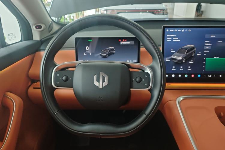Used Leapmotor C16 2026 Extended-Range 280 LiDAR Zhizun Edition 6 Seats Steering Wheel