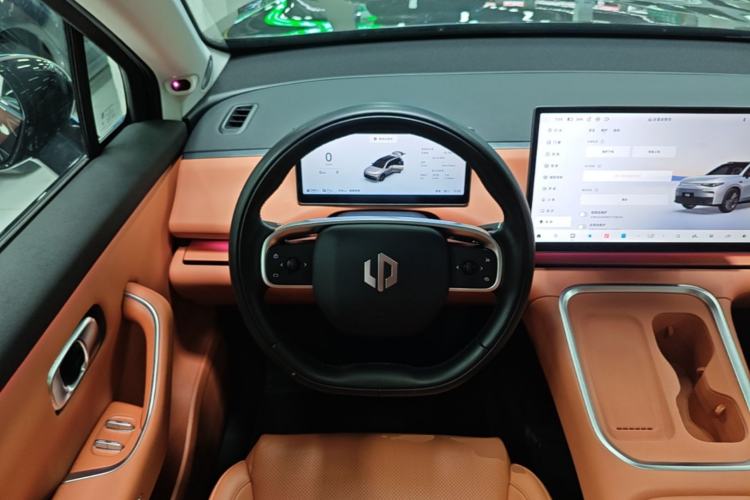 Used Leapmotor C16 2026 Extended-Range 280 LiDAR Zhizun Edition 6 Seats Steering Wheel