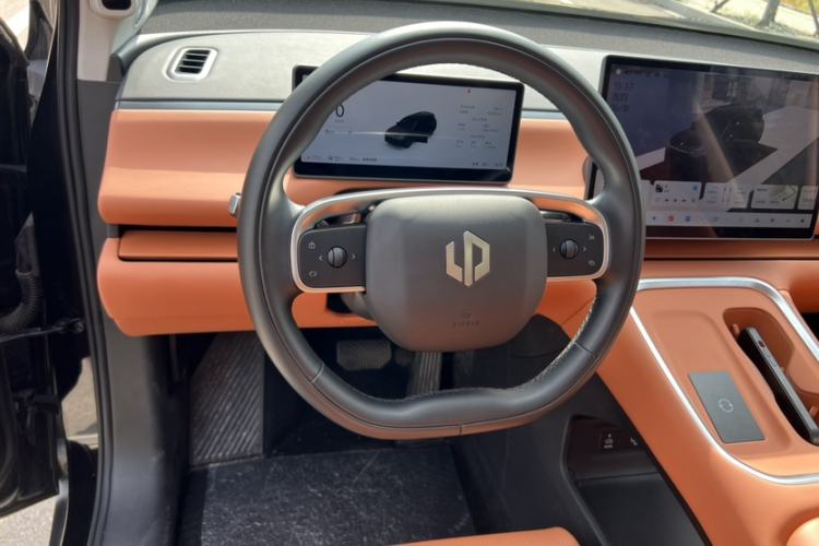 Used Leapmotor C16 2026 Extended-Range 280 LiDAR Zhizun Edition 6 Seats Steering Wheel