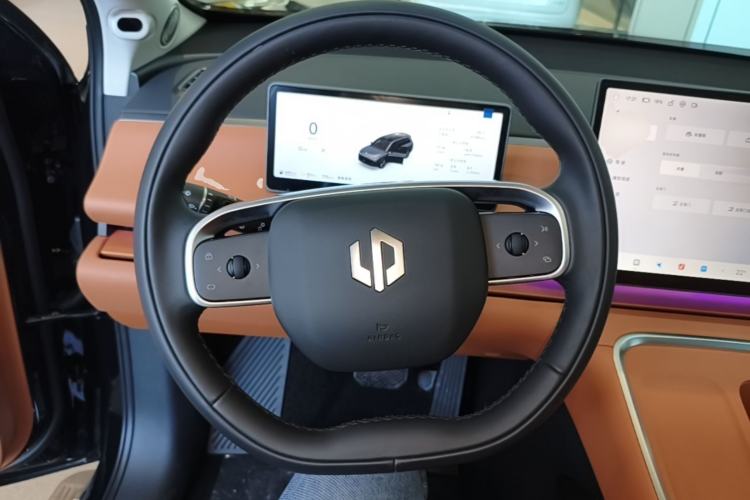 Used Leapmotor C16 2026 Extended-Range 280 LiDAR Zhizun Edition 6 Seats Steering Wheel