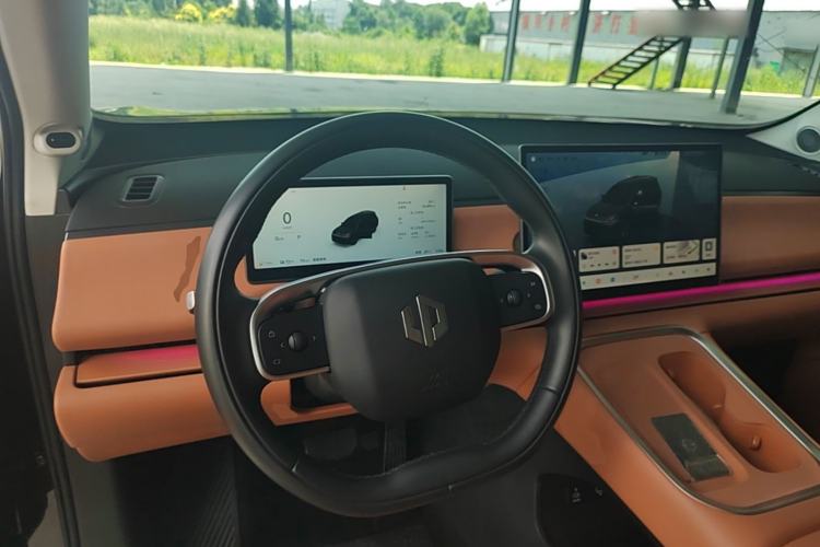 Used Leapmotor C16 2026 Extended-Range 280 LiDAR Zhizun Edition 6 Seats Steering Wheel