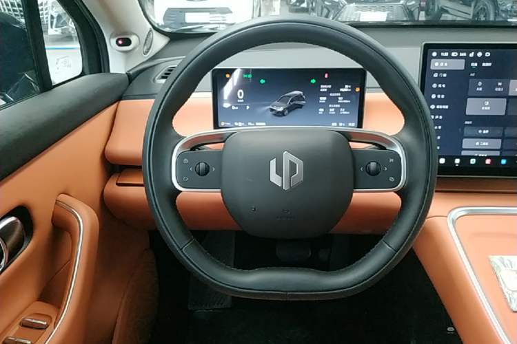 Used Leapmotor C16 2026 Extended-Range 280 LiDAR Zhizun Edition 6 Seats Steering Wheel