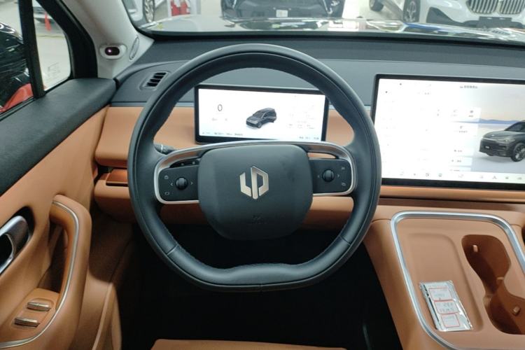 Used Leapmotor C16 2026 Extended-Range 280 LiDAR Zhizun Edition 6 Seats Steering Wheel