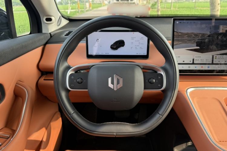Used Leapmotor C16 2026 Extended-Range 280 LiDAR Zhizun Edition 6 Seats Steering Wheel