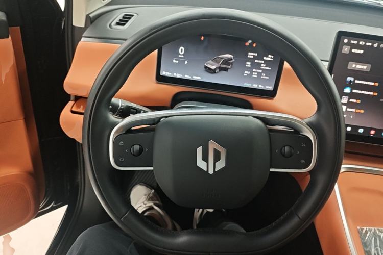 Used Leapmotor C16 2026 Extended-Range 280 LiDAR Zhizun Edition 6 Seats Steering Wheel