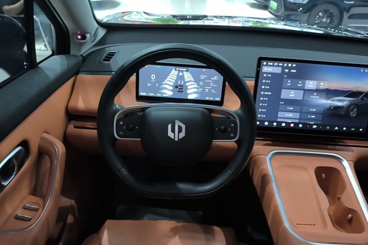 Used Leapmotor C16 2026 Extended-Range 280 LiDAR Zhizun Edition 6 Seats Steering Wheel
