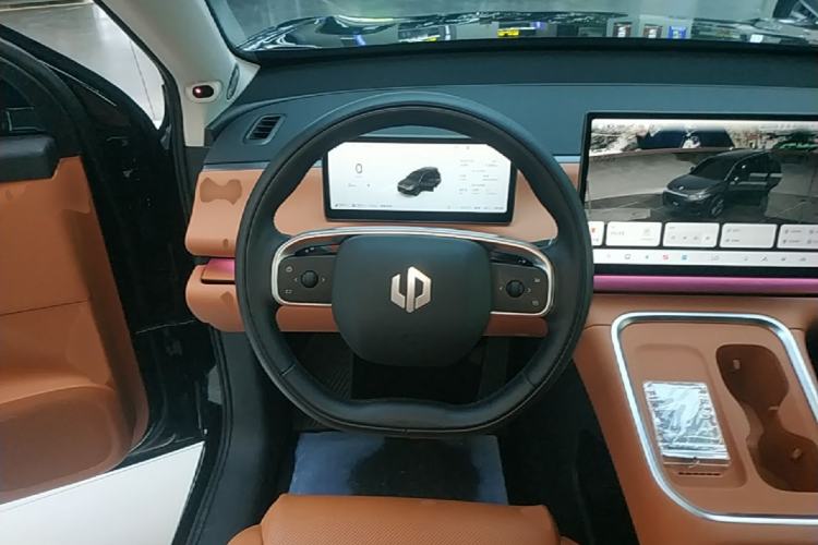 Used Leapmotor C16 2026 Extended-Range 280 LiDAR Zhizun Edition 6 Seats Steering Wheel