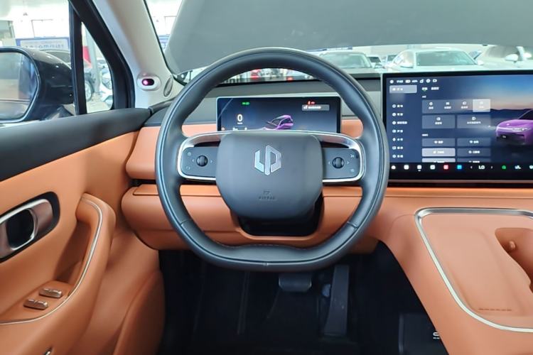 Used Leapmotor C16 2026 Extended-Range 280 LiDAR Zhizun Edition 6 Seats Steering Wheel