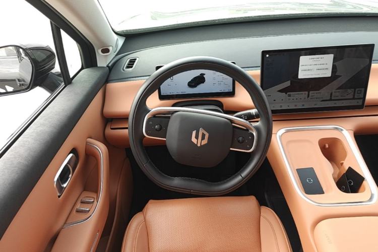 Used Leapmotor C16 2026 Extended-Range 280 LiDAR Zhizun Edition 6 Seats Steering Wheel