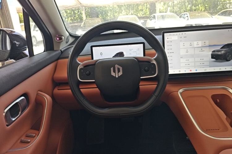Used Leapmotor C16 2026 Extended-Range 280 LiDAR Zhizun Edition 6 Seats Steering Wheel