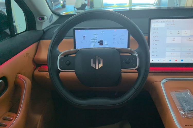 Used Leapmotor C16 2026 Extended-Range 280 LiDAR Zhizun Edition 6 Seats Steering Wheel