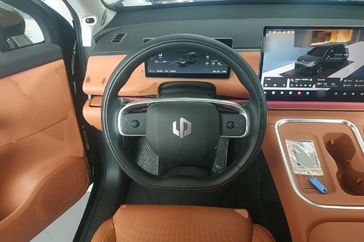 Used Leapmotor C16 2026 Extended-Range 280 LiDAR Zhizun Edition 6 Seats Steering Wheel