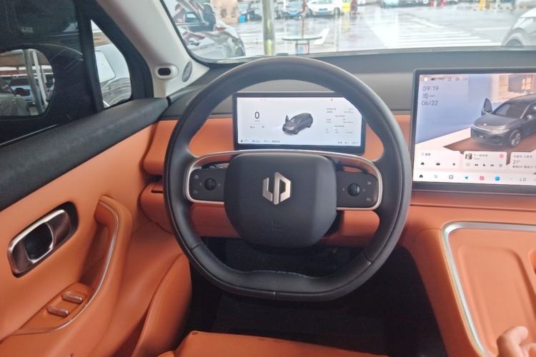 Used Leapmotor C16 2026 Extended-Range 280 LiDAR Zhizun Edition 6 Seats Steering Wheel