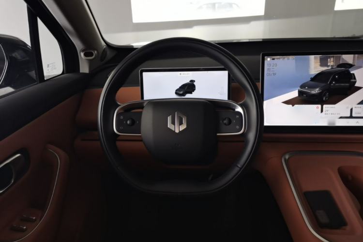 Used Leapmotor C16 2026 Extended-Range 280 LiDAR Zhizun Edition 6 Seats Steering Wheel