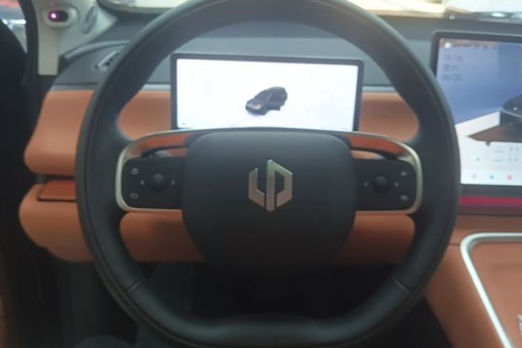 Used Leapmotor C16 2026 Extended-Range 280 LiDAR Zhizun Edition 6 Seats Steering Wheel