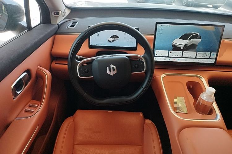Used Leapmotor C16 2026 Extended-Range 280 LiDAR Zhizun Edition 6 Seats Steering Wheel