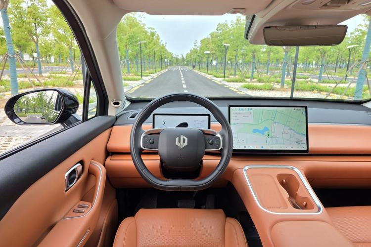 Used Leapmotor C16 2026 Extended-Range 280 LiDAR Zhizun Edition 6 Seats Steering Wheel