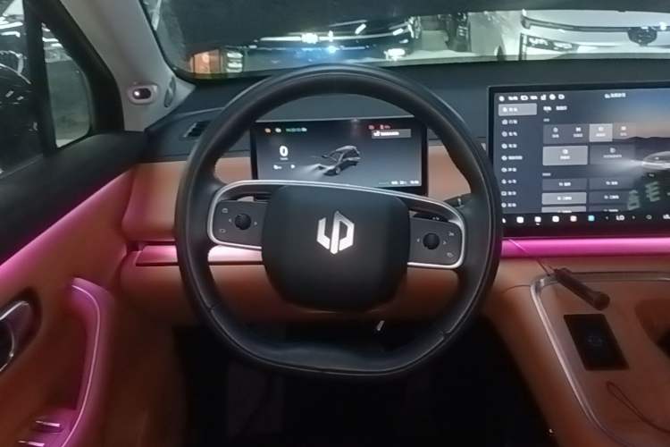 Used Leapmotor C16 2026 Extended-Range 280 LiDAR Zhizun Edition 6 Seats Steering Wheel