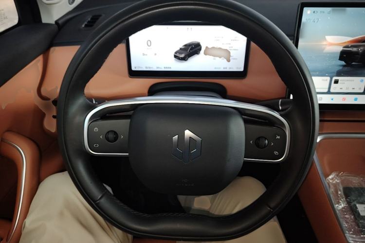 Used Leapmotor C16 2026 Extended-Range 280 LiDAR Zhizun Edition 6 Seats Steering Wheel