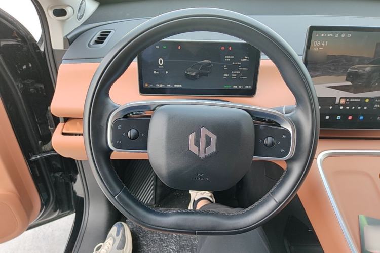 Used Leapmotor C16 2026 Extended-Range 280 LiDAR Zhizun Edition 6 Seats Steering Wheel