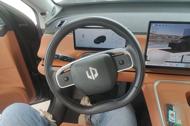 Used Leapmotor C16 2026 Extended-Range 280 LiDAR Zhizun Edition 6 Seats Steering Wheel