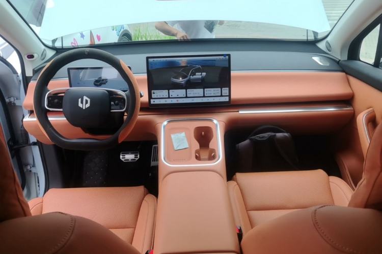 Used Leapmotor C16 2026 All-Electric 630 LiDAR Zhizun Edition 6 Seats Center Console