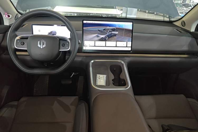 Used Leapmotor C16 2026 All-Electric 630 LiDAR Zhizun Edition 6 Seats Center Console