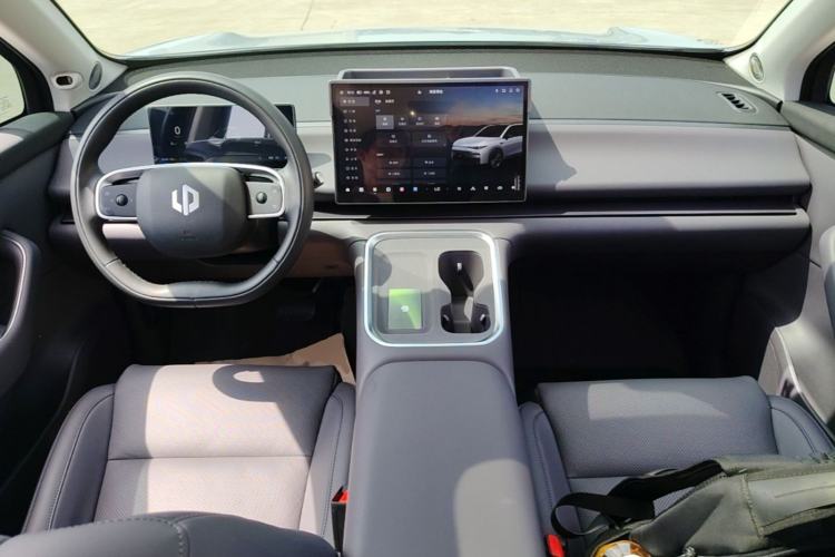 Used Leapmotor C16 2026 All-Electric 630 LiDAR Zhizun Edition 6 Seats Center Console