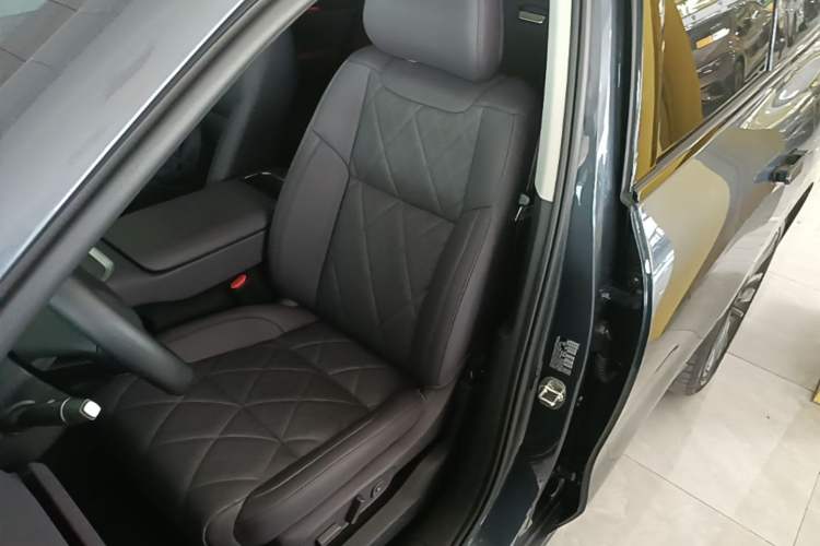 Used Leapmotor C16 2026 Pure Electric 630 LiDAR Zhizun Edition 5 Seats Left Front Seat