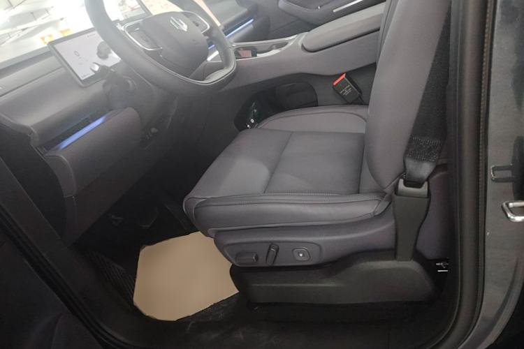Used Leapmotor C16 2026 All-Electric 630 LiDAR Zhizun Edition 6 Seats Left Front Seat
