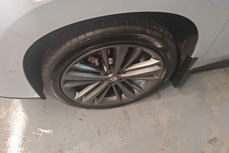 Used Leapmotor C16 2026 Pure Electric 630 LiDAR Zhizun Edition 5 Seats Left Front Wheel Hub