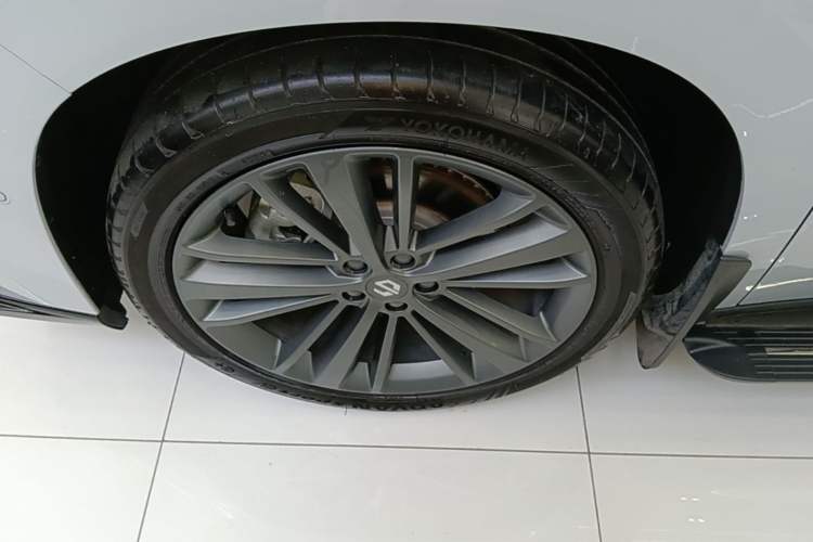 Used Leapmotor C16 2026 Extended-Range 280 LiDAR Zhizun Edition 6 Seats Left Front Wheel Hub