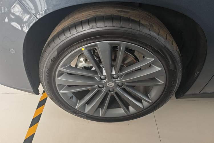 Used Leapmotor C16 2026 All-Electric 630 LiDAR Zhizun Edition 6 Seats Left Front Wheel Hub