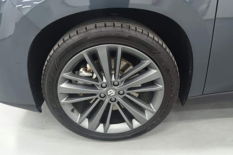 Used Leapmotor C16 2026 Pure Electric 630 LiDAR Zhizun Edition 5 Seats Left Front Wheel Hub
