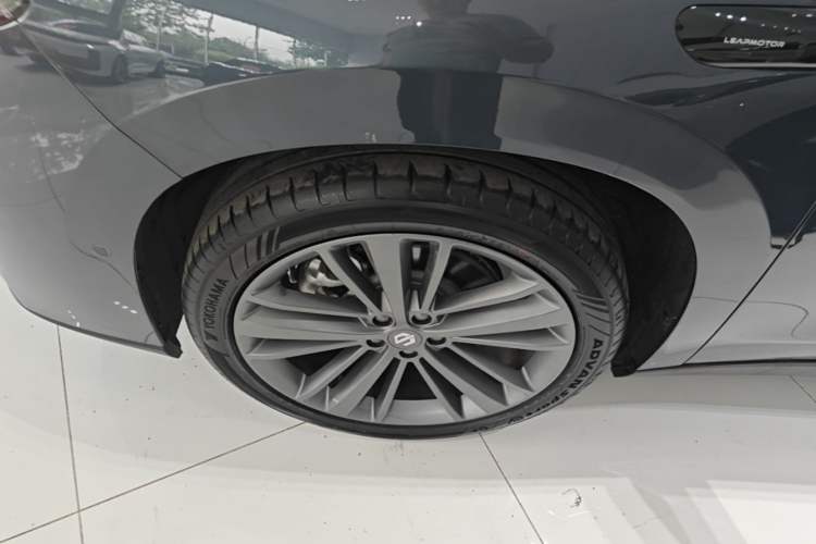 Used Leapmotor C16 2026 Pure Electric 630 LiDAR Zhizun Edition 5 Seats Left Front Wheel Hub