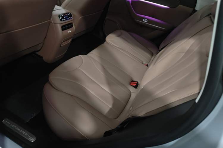 Used Leapmotor C16 2026 All-Electric 630 LiDAR Zhizun Edition 6 Seats Left Rear Seat