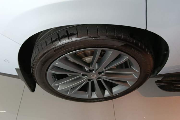 Used Leapmotor C16 2026 Extended-Range 280 LiDAR Zhizun Edition 6 Seats Right Rear Wheel Hub
