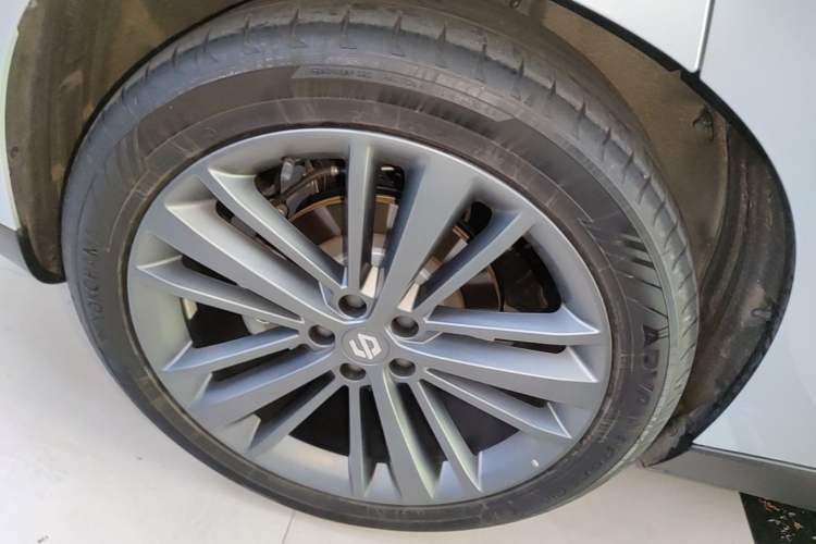 Used Leapmotor C16 2026 Pure Electric 630 LiDAR Zhizun Edition 5 Seats Right Rear Wheel Hub
