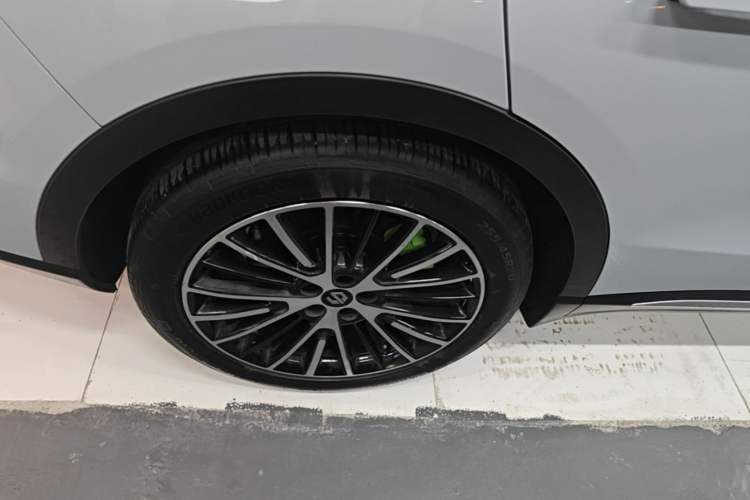 Used Leapmotor C16 2026 All-Electric 630 LiDAR Zhizun Edition 6 Seats Right Rear Wheel Hub