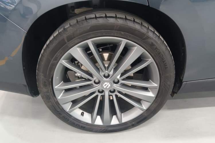 Used Leapmotor C16 2026 Pure Electric 630 LiDAR Zhizun Edition 5 Seats Right Rear Wheel Hub